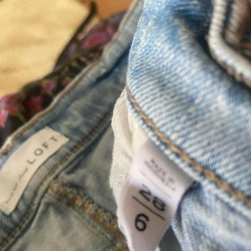 LOFT Light Wash Cuffed Denim Shorts. Size 6/28.